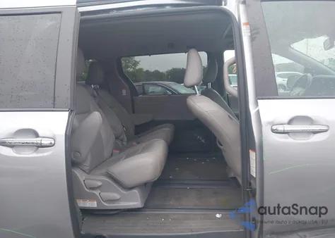 2018 Toyota Sienna Xle 8 Passenger z USA, uszkodzony, nr VIN 5TDYZ3DCXJS937984